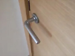 Un refugie syrien arabe commence a travailler dans une bordel a Marseille