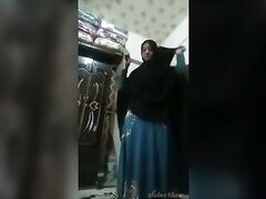 HIjabi girl stripping